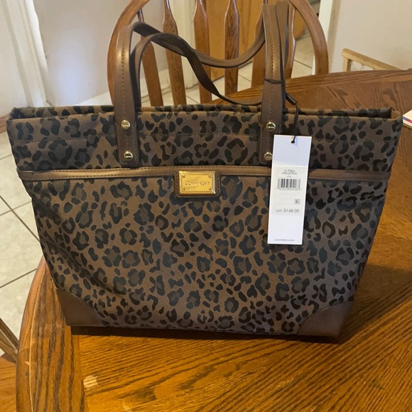 Brand new Calvin Klein purse. Never used - Picture 1 of 3